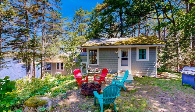 Lakefront cottage with dock, screened porch, & Island in Biscay Pond