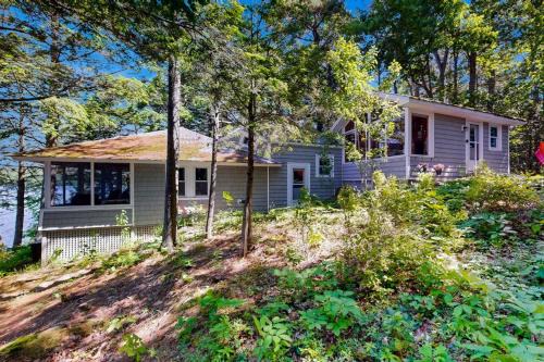 Lakefront cottage with dock, screened porch, & Island in Biscay Pond