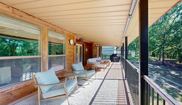 Lakefront Home, private dock and short walk to beach