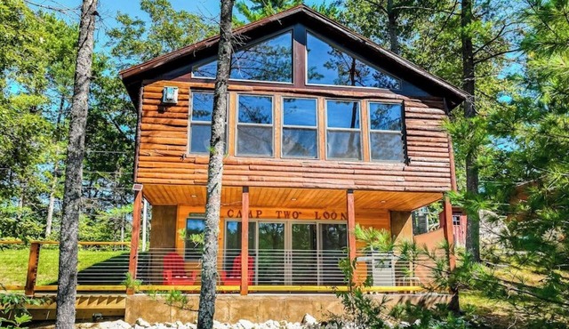 Lakefront home with lovely lake views - one mile from the casino