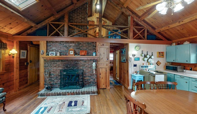 Lakefront home with stunning views, firepit, 2 canoes, fast WiFi & yard games