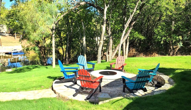 Lakefront!➟Kayaks, Fire Pit, Sparkling Clean Hot Tub