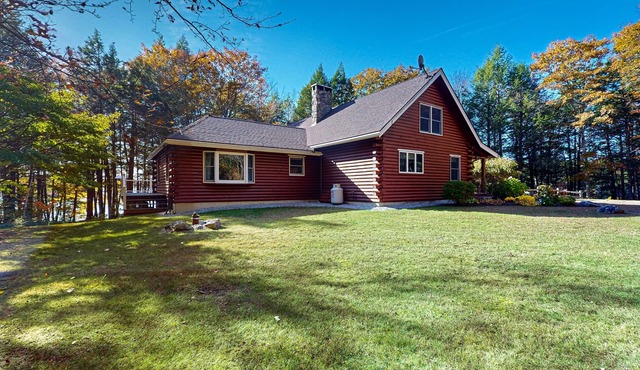 Lakefront lodge on Pemaquid Pond with dock, kayaks, canoe, SUP & firepits