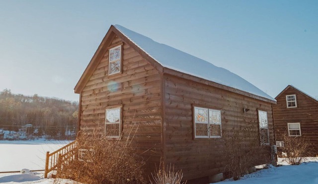 Lakefront Log Cabin Hideaway for Two