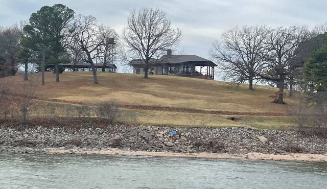 LAKEFRONT ON GRAND LAKE “THE LODGE” AT STONY POINT