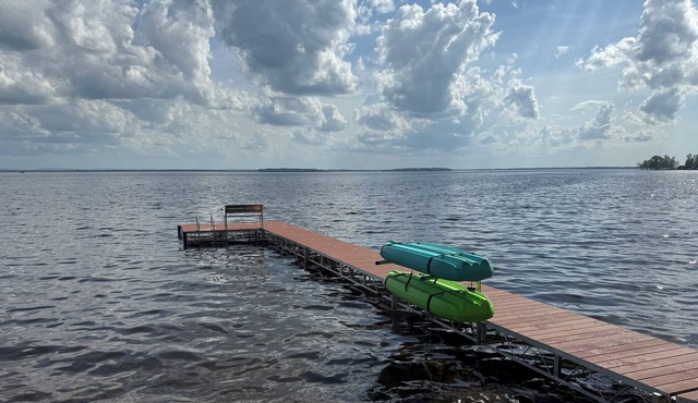 Lakefront Retreat w/Kayaks, Firepit & Home Office. Beautiful Sunsets!