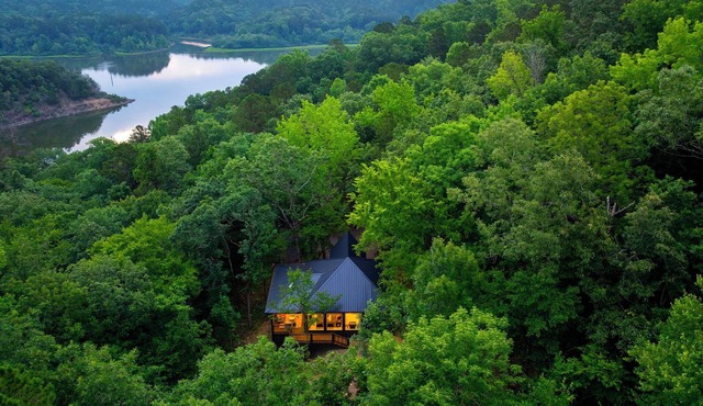 Lakeside Hideaway l Lakefront Luxury on Broken Bow Lake l Hot Tub & Boat Access