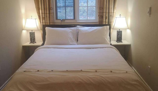 Lakeside Private suite (Queen bed room) in Loretto