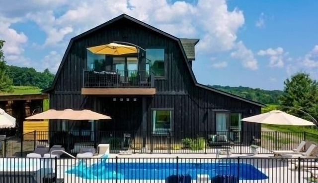 Lakeside Villa with Pool and Hot Tub and Vineyard