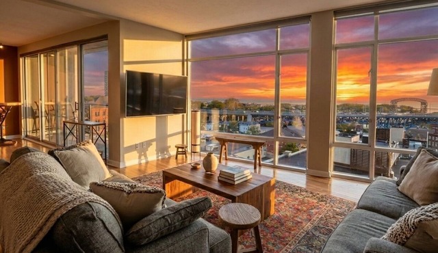 Lakeview Condo + Balcony + Parking + Gym