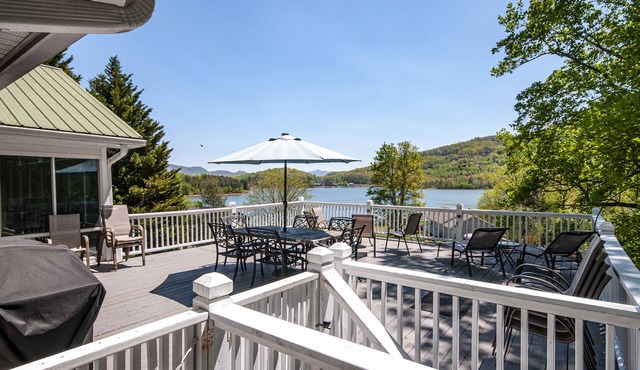 Lakeview Vista overlooking Lake Chatuge 4 bedrooms and hot tub/game room