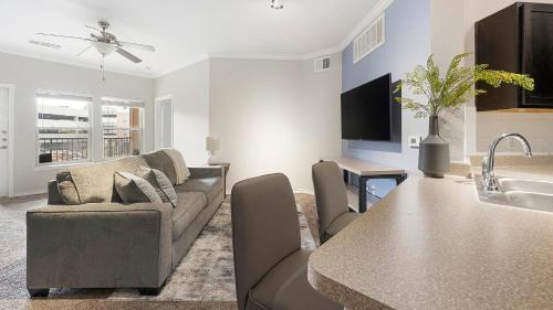 Landing Beautiful 2BD Clubhouse