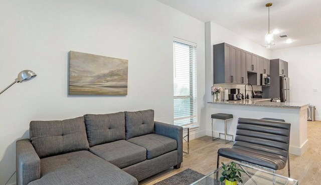 Landing | Modern 1BD, Gym, Pool