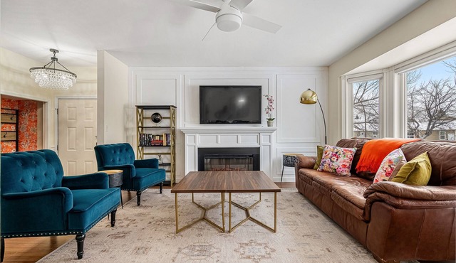 Large 4-level Split, 6 Bedrooms, 16 Beds, Nespresso, Near Fish Creek! in Calgary