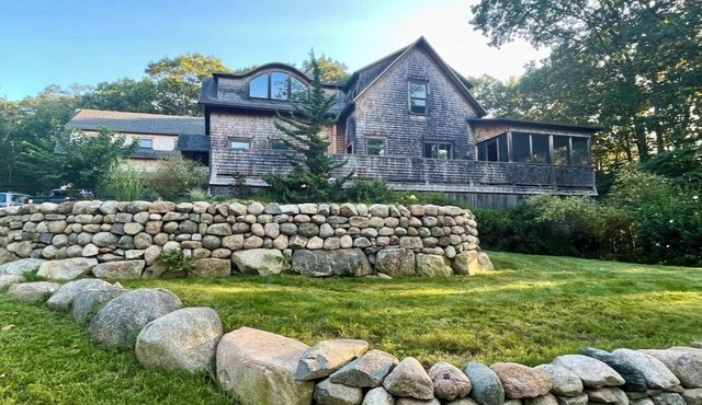 Large Custom Home with Hot Tub, Fully Air Conditioned with Separate En-suite