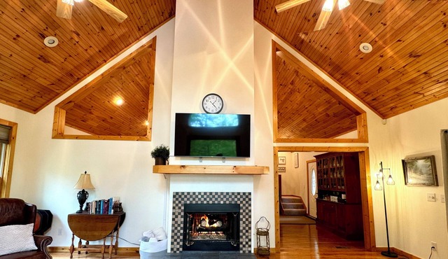 Large Family Cabin Escape in North GA Mountains on Private Pond