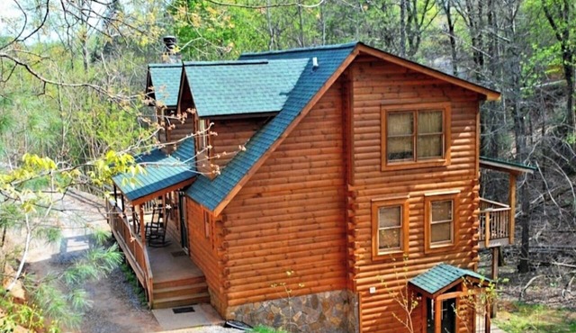 Large log home in Lake Lure, HOT tub/Game room/pet