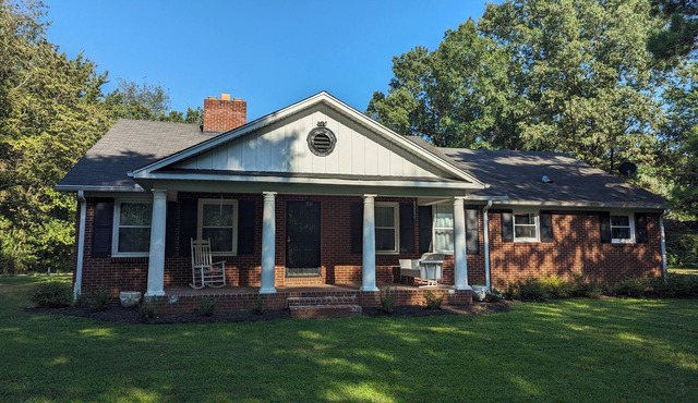 Large Spacious Property and Home Minutes From the Interstate in Three Way