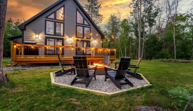 Large Trendy Chalet, HotTub, Sleeps 14, Arcade!