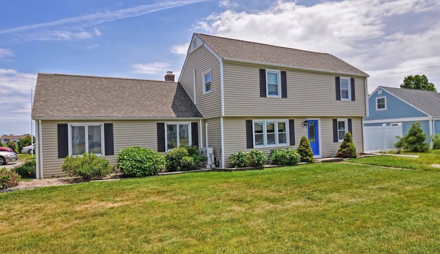 Last Week Avail 8/15-22 Large 5-bdrm Private Backyard, Free Beach Parking