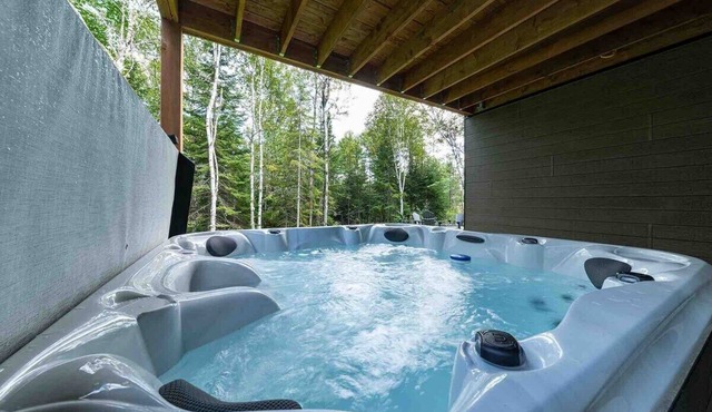 Le Chic Repère 127: Hot Tub, Games & Covered Deck