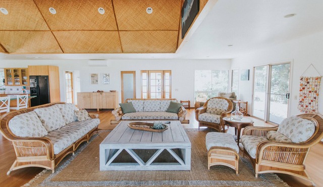 Legal 3 Bedroom home on a small Haiku farm. Close to beaches and Paia