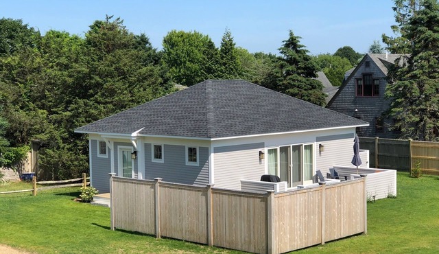 Light-Filled Romantic Cottage Close to Village, Beach, Bike Path, Nature Trails in Edgartown