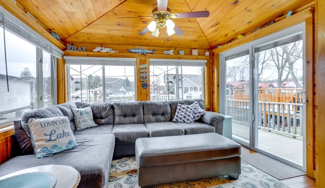 Lime Lake Cottage w/Lakefront Deck & Dock!
