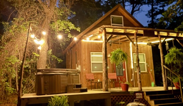Little Reata at Lake Cabin Escapes w/private Hot Tub & Fire Pit, Perfect Romantic Couples Getaway