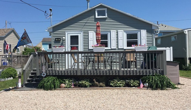 *LOCATION* 2 Min Walk To Private Beach In Breakwater Village/Pt Judith