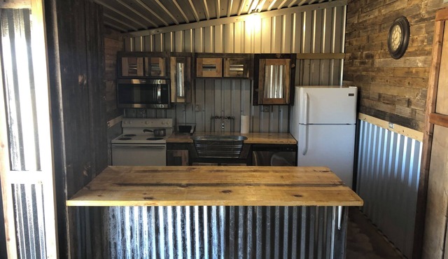 Lodging 7min from Stephenville. 2bedroom, 2bathroom. Horse barn Stalls, Turnouts