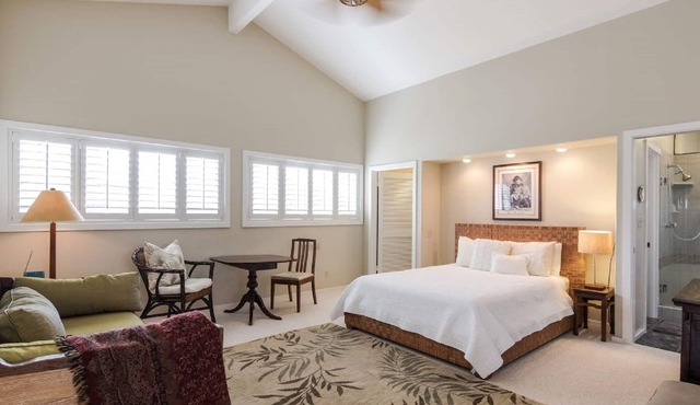 Loft In Kailua - Spacious with Parking, Internet and minutes to Kailua Beach!