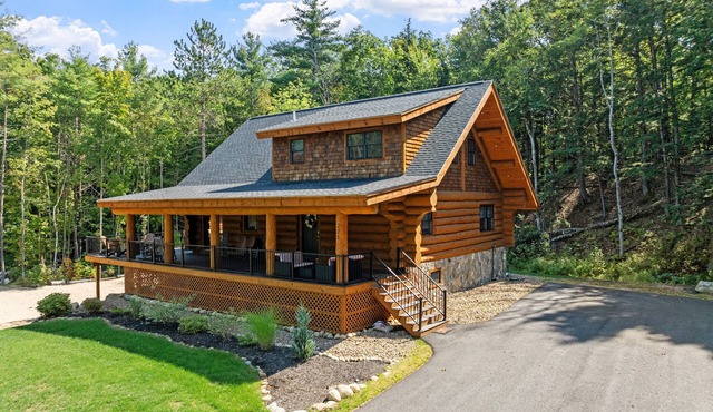 Log Cabin Retreat– Perfect for Summer getaway, with large arcade game room