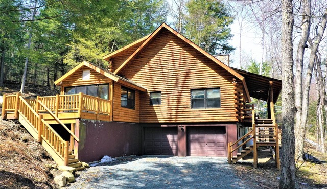 Log Home With 172 Feet Of Lake Front And Dock/Saratoga Is 20 Miles Away