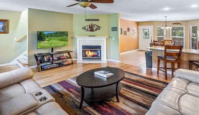 Lovely 2-Bedroom 2.5 Bath Home with Golf Course & Mountain View! Washer & Dryer!