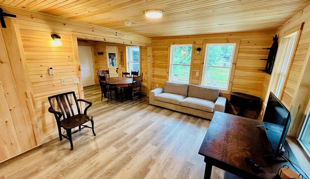 Lovely 3BR Lakefront Cottage @ Jenkins Beach #1
