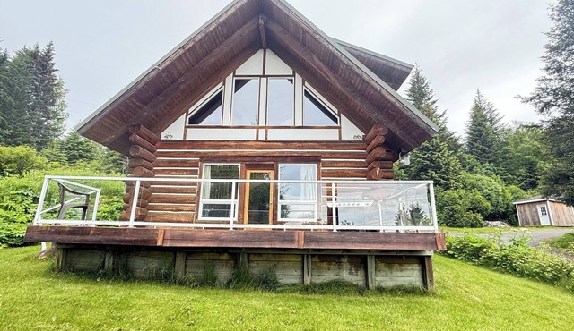 Lovely cabin in town with a great view in charming Homer Alaska. Pet friendly.