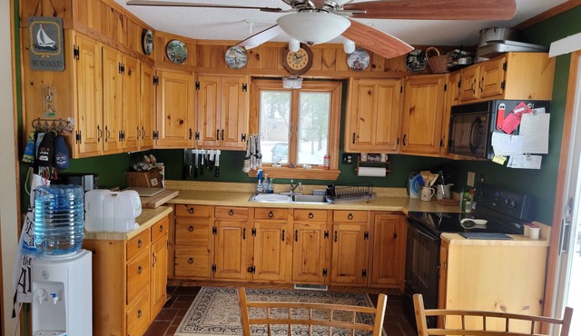 Lovely Waterfront Cottage on Lake St. Catherine