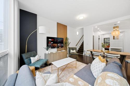 Lux Harbourfront Home Sleeps 10 with Free Parking
