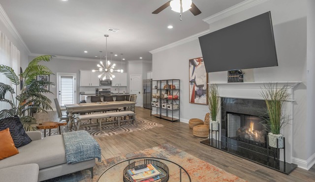 Luxe, Central, & Contemporary - A Modern Utopia! Tv in each room.