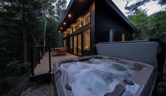 Luxe Cozy Spa Cabin w/Hot Tub, Sauna, Fireplace, 10 mins to Sunday River