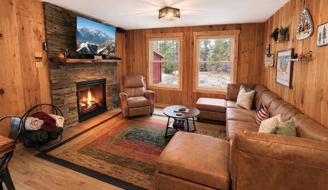 Luxe Lodge in the Woods! With Sauna & Hot tub