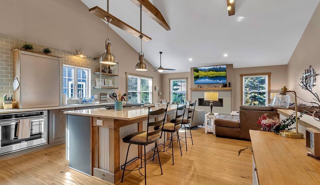 Luxurious 3-Bedroom Townhouse, Walk to Village