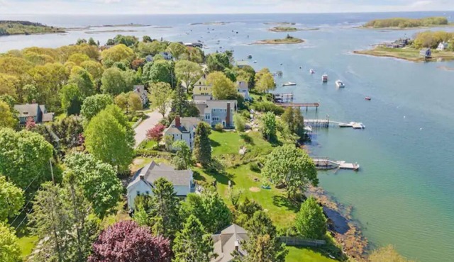 Luxurious 5 bedroom on the ocean with dock and kayaks