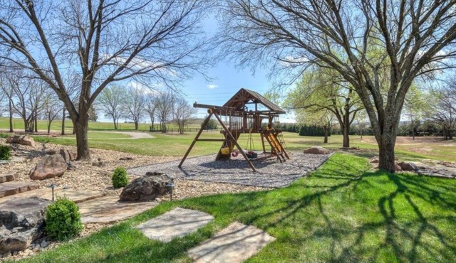 Luxurious and Spacious Home along Rt 66 in Countryside of Arcadia, OK