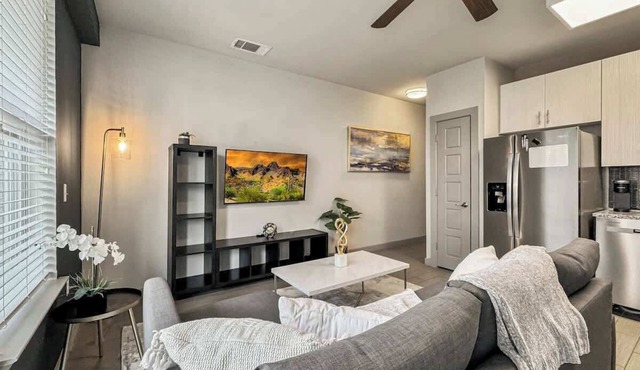 Luxury 1BD | Uptown | Sleeps 4 | Parking