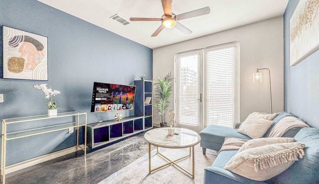 Luxury 1BD | Uptown | Sleeps 4 | Parking