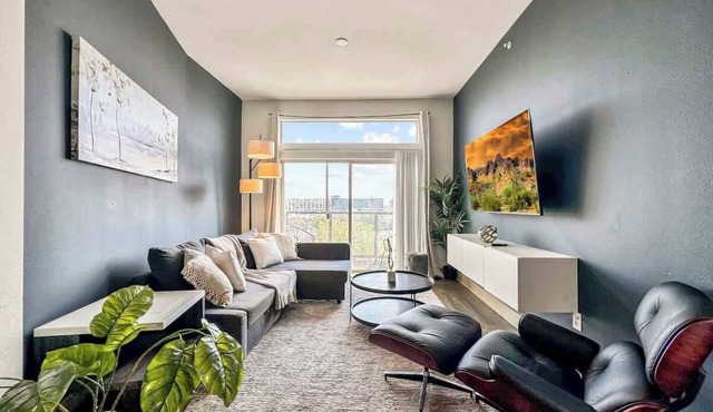 Luxury 2BD | Deep Ellum | Parking | Pool+Gym