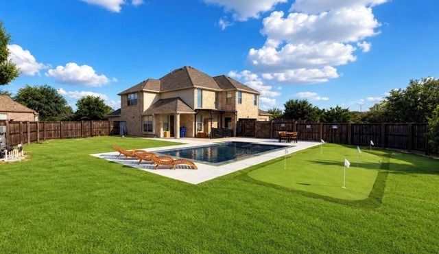 luxury 6br pool home - putting green - gym - sleeps 20