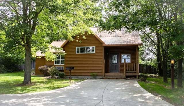 Luxury Cabin with Hot Tub, Kitchen, Living Room, Fireplace - Sleeps up to 4
